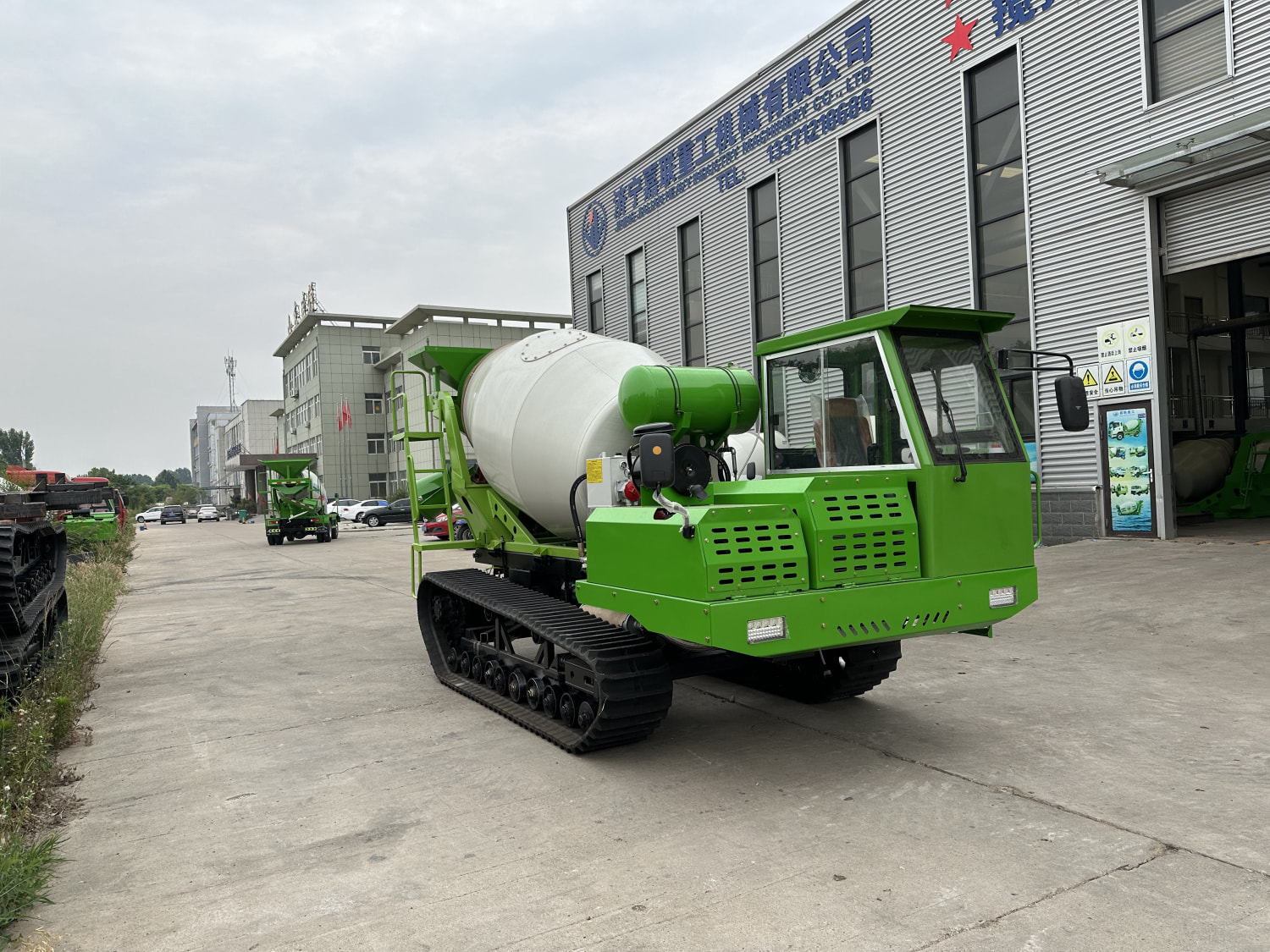 Crawler Concrete Mixing Equipment real photo 3