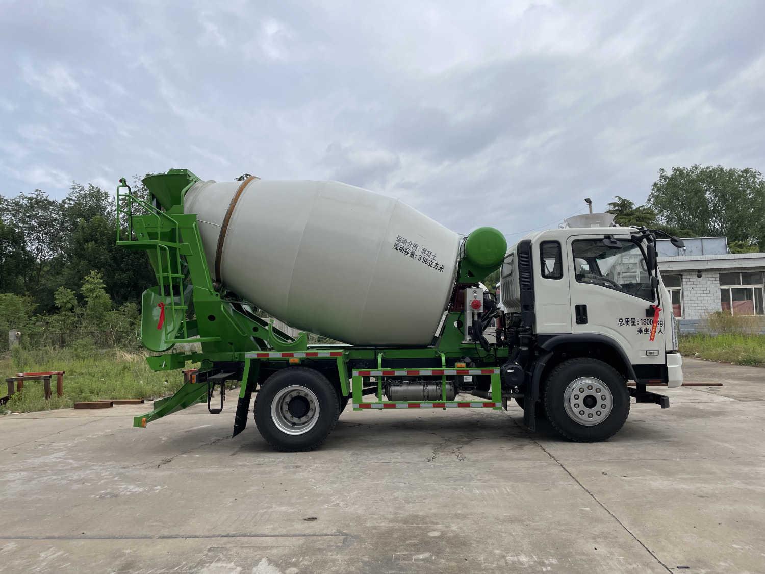 Dayun Concrete Mixer Truck real photo 3