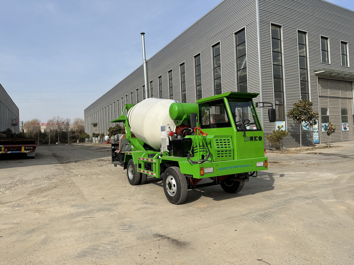 Two-way Driving Concrete Mixer real photo 3